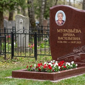 Памятник с розой из лезниковского гранита с портретом