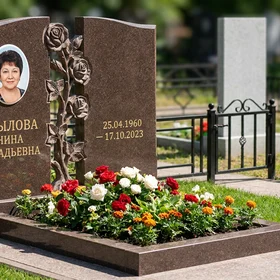Памятник с розой из дымовского гранита с портретом