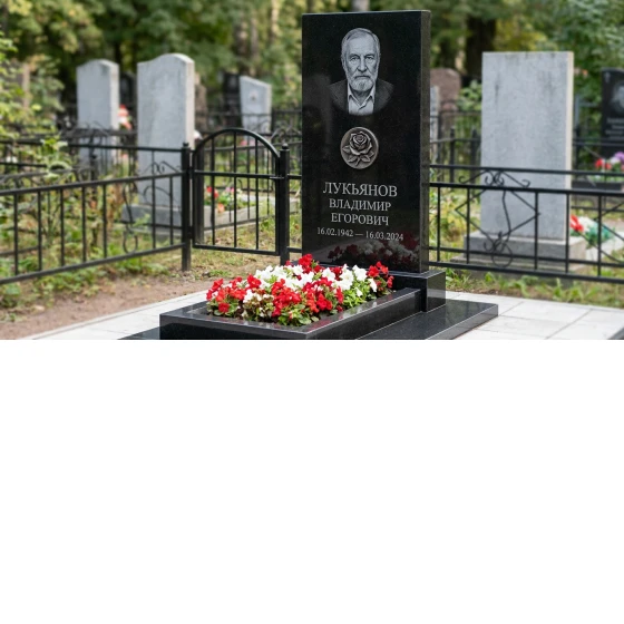 Памятник с розой из чёрного габбро-диабаза с портретом