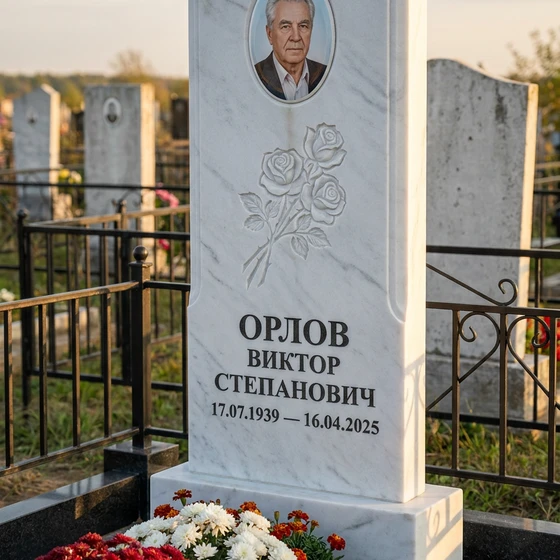 Памятник с тремя розами из белого мрамора с портретом