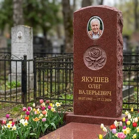 Памятник с розой в медальоне из лезниковского гранита с портретом