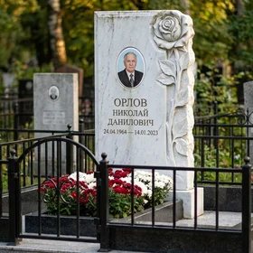 Памятник с розой из белого мрамора с фотопортретом