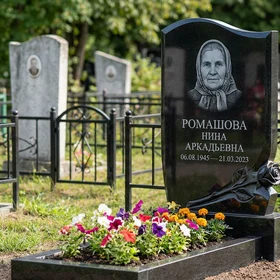 Памятник с розой из габбро-диабаза с портретом