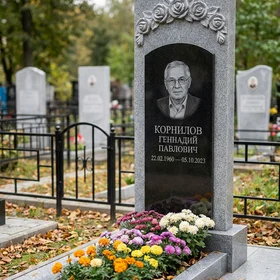 Памятник с гирляндой роз из мансуровского гранита с портретом