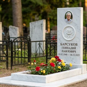 Мемориал с розой из белого мрамора с портретом