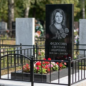 Памятник с розой из чёрного гранита габбро-диабаз