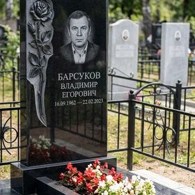 Памятник с розой из черного габбро-диабаза с глубокой фрезеровкой