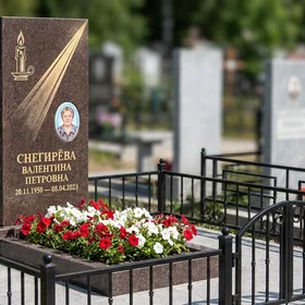 Памятник с резной свечой и лучом из дымовского гранита