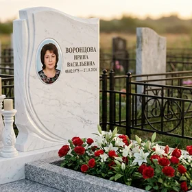 Памятник с тремя свечами из мрамора с портретом