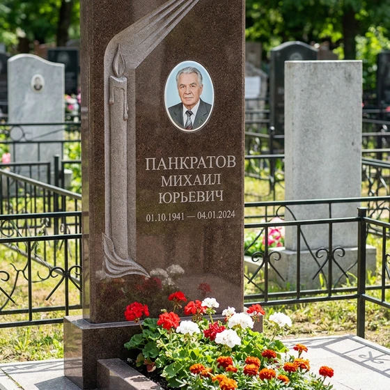 Памятник с лучом света из дымовского гранита с портретом
