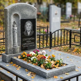 Памятник со свечой в нише из мансуровского гранита с портретом