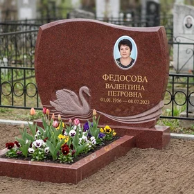 Памятник с лебедем из лезниковского гранита с портретом