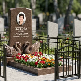Памятник с парой лебедей из дымовского гранита с портретом