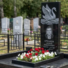 Памятник с лебедем из черного габбро-диабаза с глубокой фрезеровкой