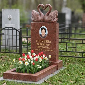 Памятник с парой лебедей из лезниковского гранита с портретом
