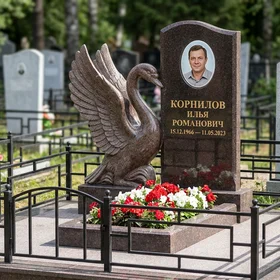 Памятник с лебедем из дымовского гранита с распахнутыми крыльями