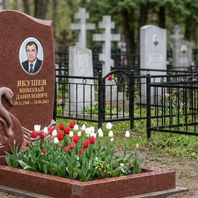 Памятник с лебедем из лезниковского гранита с фотопортретом