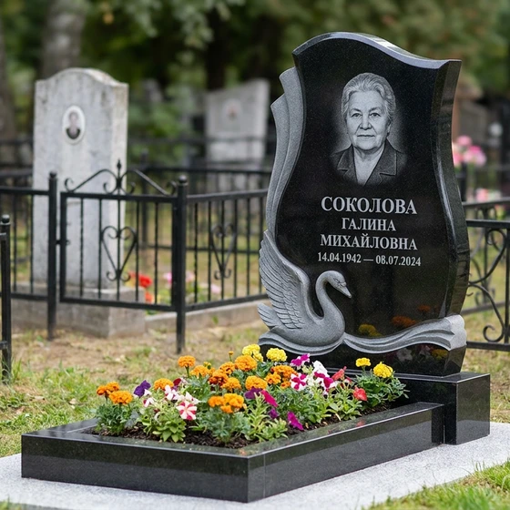 Памятник с парящим лебедем из габбро-диабаза