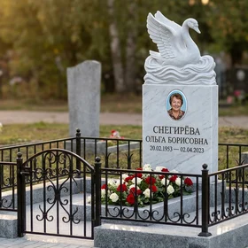 Памятник с лебедем и волнами из белого мрамора