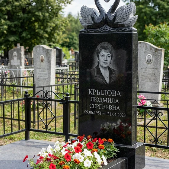 Памятник с парой лебедей из черного габбро-диабаза с сердцем в крыльях