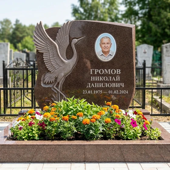 Памятник с журавлем из дымовского гранита с портретом