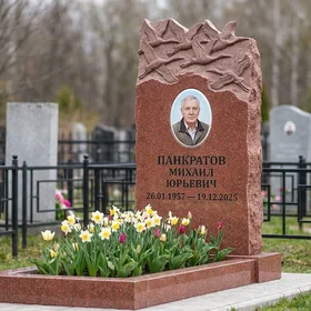 Памятник с клином журавлей из лезниковского гранита с портретом и цветником