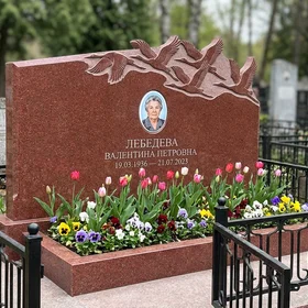 Памятник с журавлями из лезниковского гранита с портретом