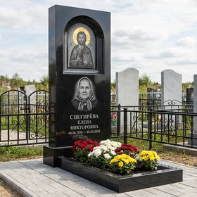 Памятник с иконой христа из габбро-диабаза с золоченым нимбом