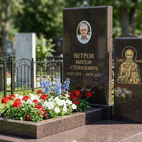 Памятник с иконой Николая Чудотворца из дымовского гранита с овальной фотокерамикой