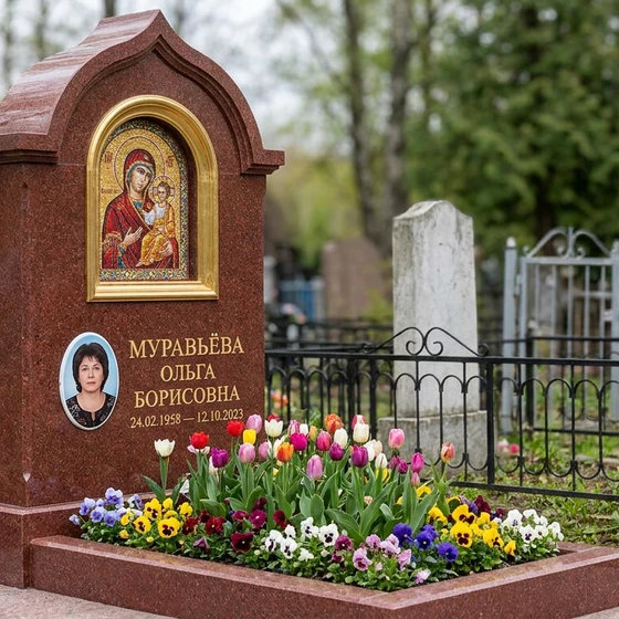 Памятник-часовня с мозаичной иконой из красного лезниковского гранита