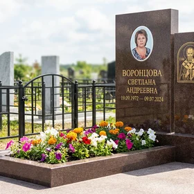 Памятник с иконой Николая Чудотворца из дымовского гранита с художественной резьбой