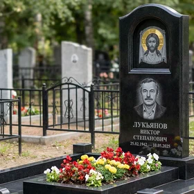 Памятник с иконой христа из габбро-диабаза с золотым нимбом