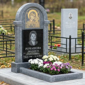 Памятник с иконой богородицы из мансуровского гранита с аркой и цветником