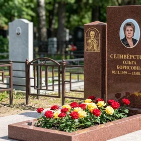 Памятник с иконой николая чудотворца из дымовского гранита с позолотой