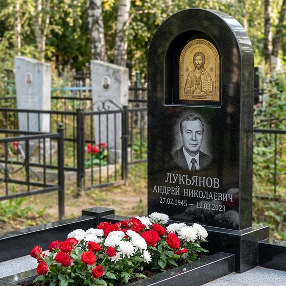 Памятник с иконой христа из черного габбро-диабаза с позолоченным нимбом