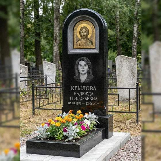 Памятник с иконой христа из черного габбро-диабаза с аркой и позолоченным нимбом