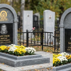 Памятник с иконой богородицы из мансуровского гранита с аркой и черной вставкой