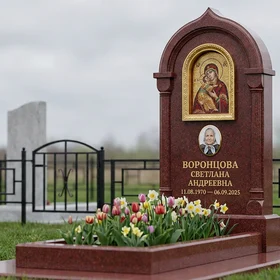 Памятник-часовня с мозаичной иконой из лезниковского гранита с овальной фотокерамикой