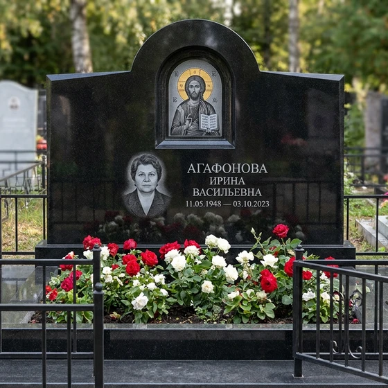 Памятник с иконой христа из черного габбро-диабаза с аркой и золоченым нимбом