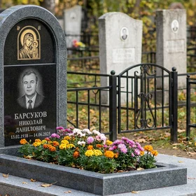 Памятник с иконой богородицы из мансуровского гранита с аркой и фрезеровкой