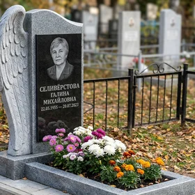 памятник с крылом ангела из серого гранита с портретом