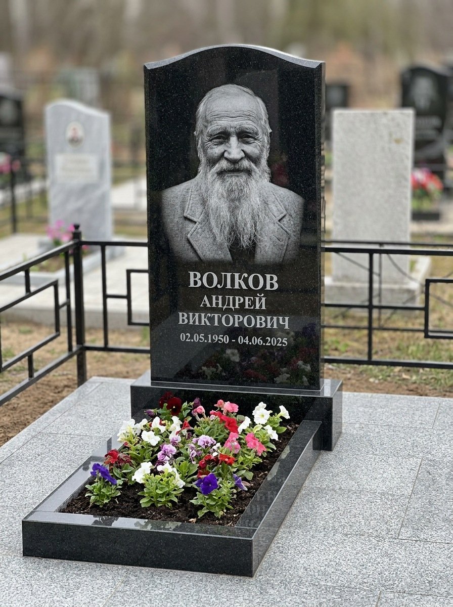 Портрет на памятнике в Ростове-на-Дону — Старый снимок восстановили, портрет по грудь — гравировка